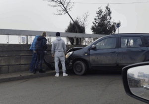 FOTO/VIDEO | Accident la ieșirea din pasajul capăt Canta spre Mall Moldova. O dubiță s-a izbit în zidul lateral