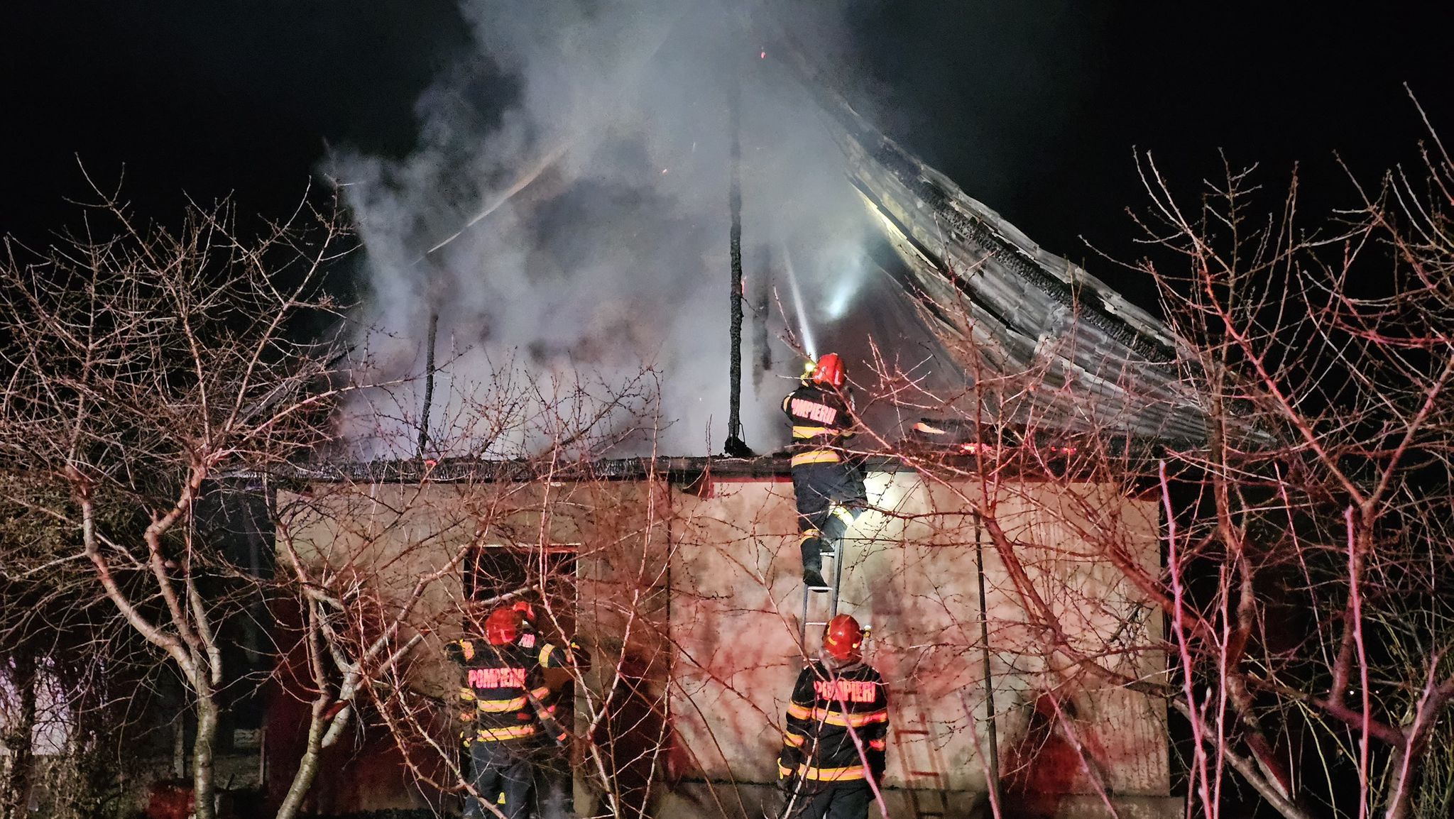  Incendiu la o locuință din județul Iași. Misiune în dinamică FOTO