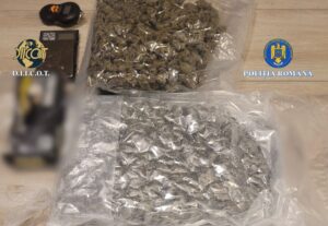 Tânăr de 21 de ani, arestat la Iași după ce polițiștii au găsit peste 3 kilograme de droguri
