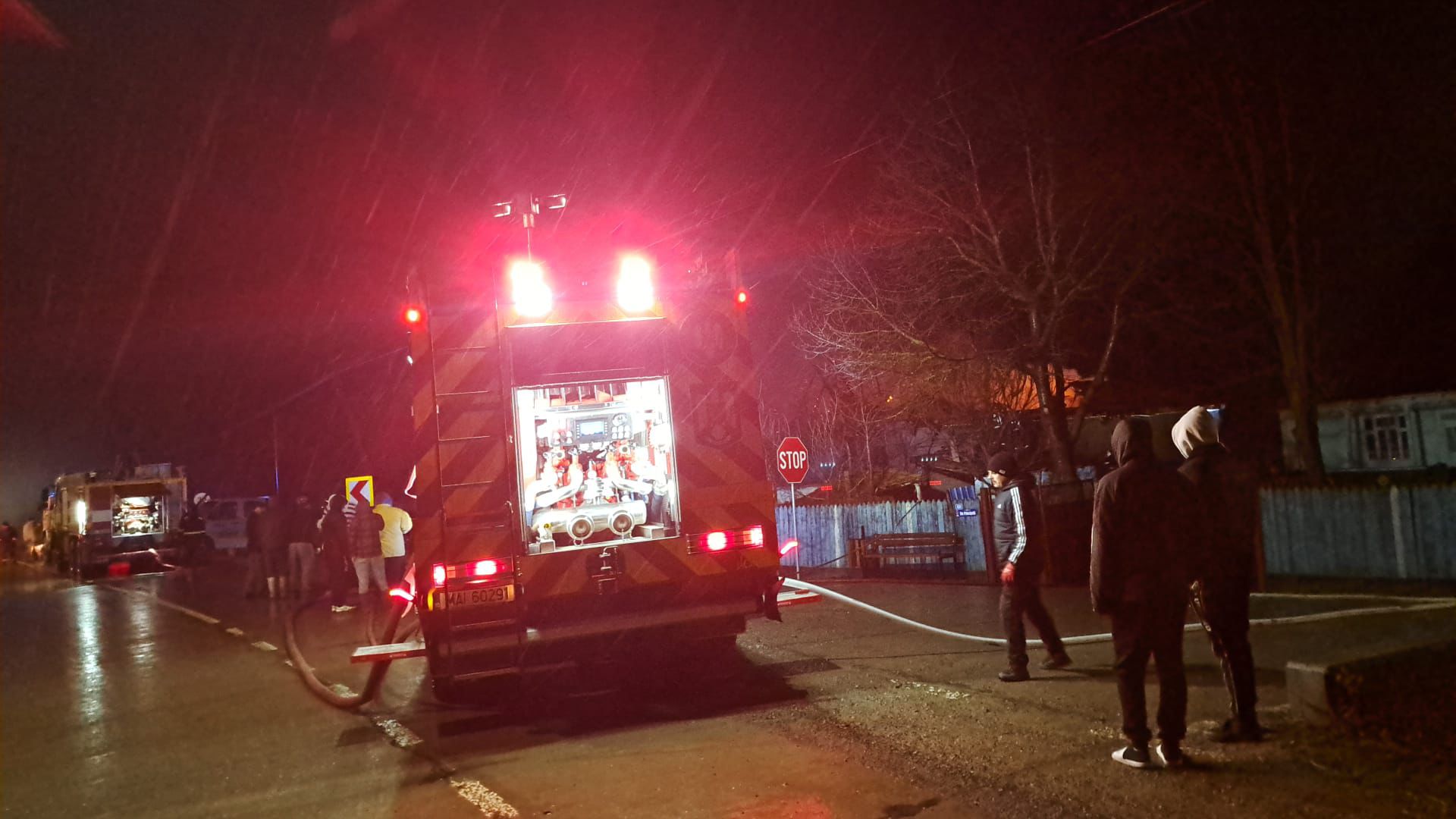  FOTO/VIDEO Locuință cuprinsă de flăcări în Iași. Copil de 3 ani, transportat de urgență la spital