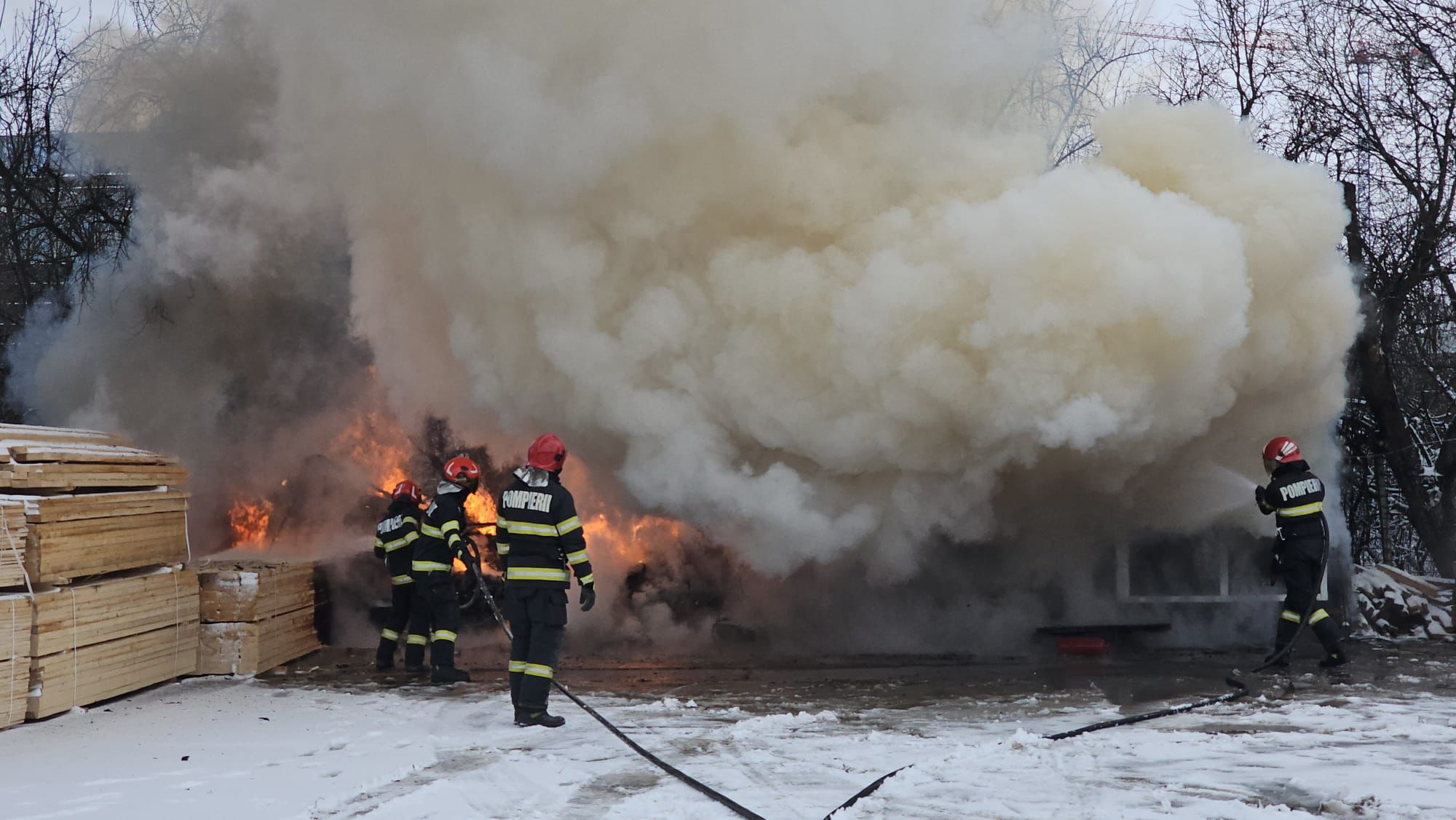  FOTO Incendiu la o fabrică de cherestea din Iași. Pompierii au intervenit pentru a limita extinderea focului
