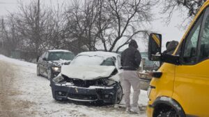 FOTO Accident în Iași pe un drum acoperit de zăpadă, două mașini avariate serios