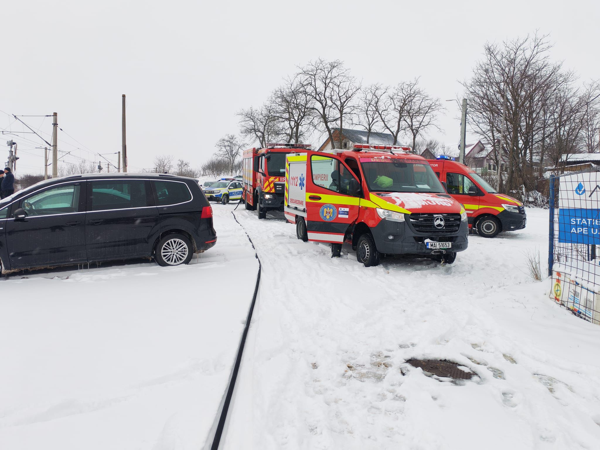  FOTO/VIDEO Mașină lovită de tren la Târgu Frumos, două persoane rănite în impact – UPDATE