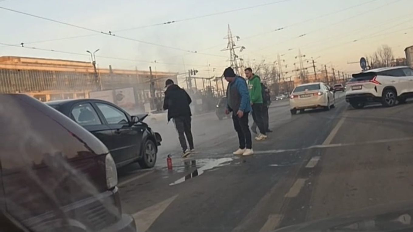 VIDEO | Două mașini s-au ciocnit violent pe Calea Chișinăului
