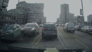 VIDEO | Accident auto aproape de sediul Finanțelor: un șofer a schimbat brusc banda, fără să se asigure