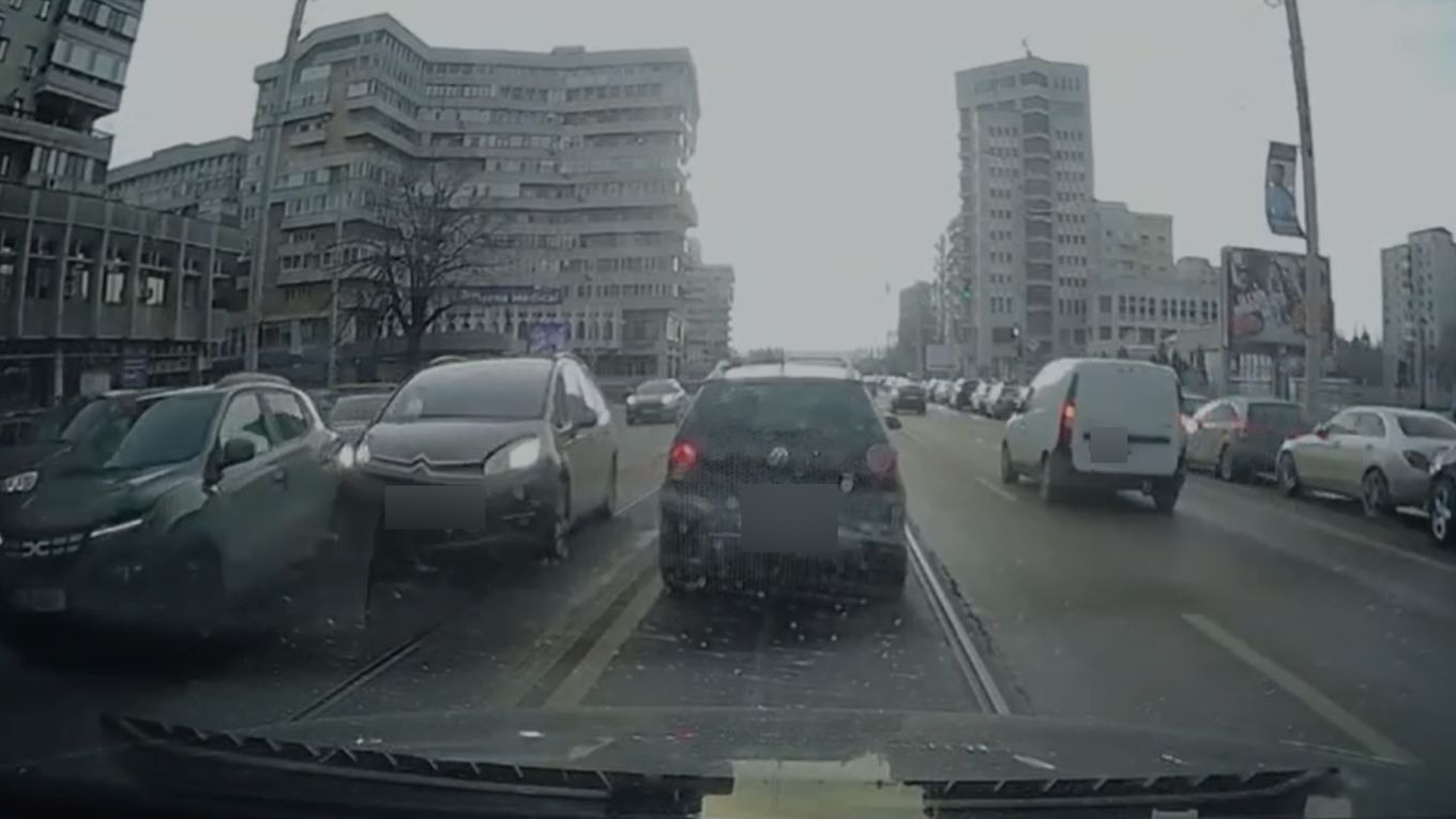  VIDEO | Accident auto aproape de sediul Finanțelor: un șofer a schimbat brusc banda, fără să se asigure