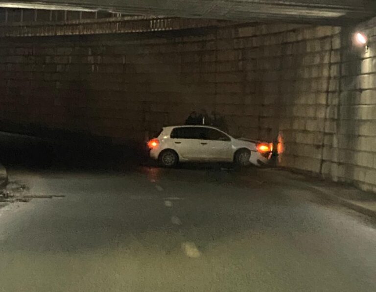 Accident în pasajul Canta - Un șofer a intrat cu mașina în zid (FOTO)