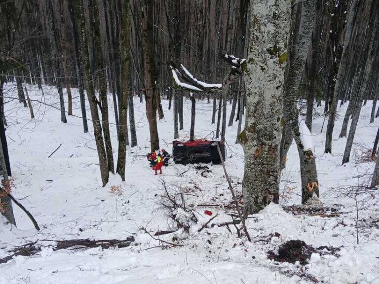 Prahova: Trei tinere rănite după ce autoturismul în care se aflau s-a răsturnat într-o râpă - FOTO