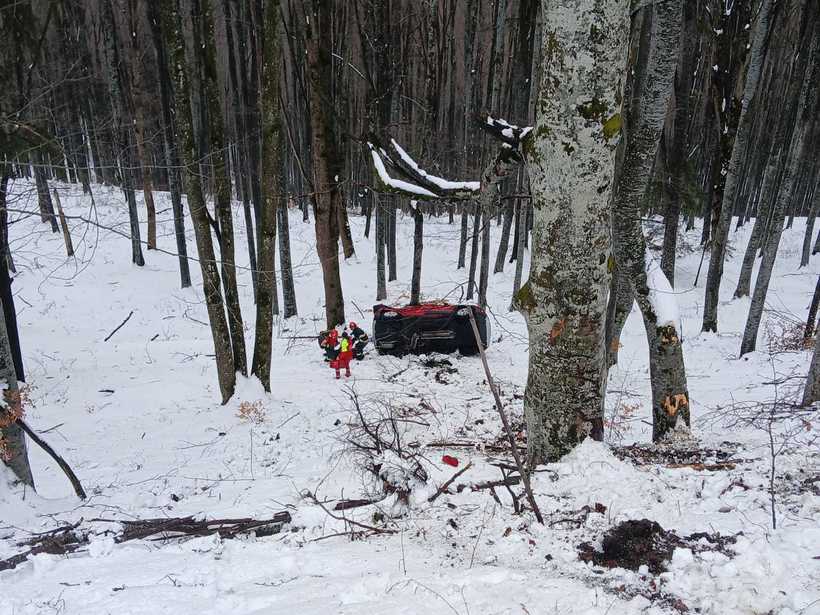 Trei tinere rănite după ce mașina s-a răsturnat într-o râpă în Prahova – FOTO