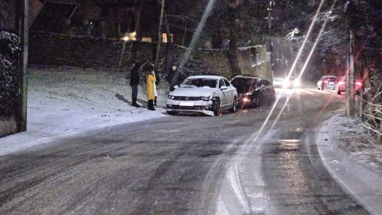 Poleiul, un preambul pentru Ziua îndrăgostiților? Tot mai multe mașini se „pupă” prin Iași