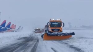Zăpada a dat peste cap zborul avioanelor. Curse anulate și întârzieri de ore întregi spre Iași