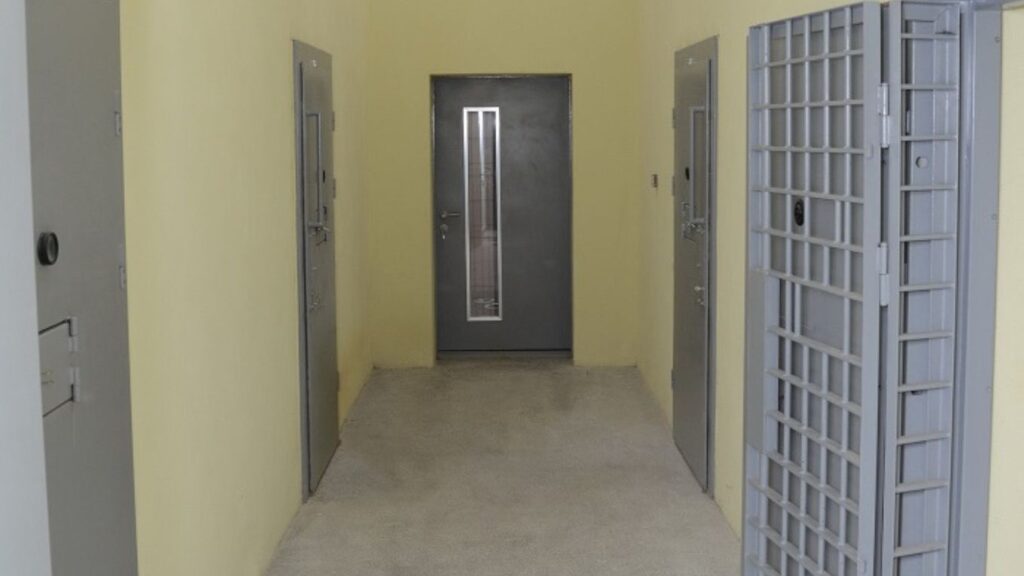  UPDATE | Un tânăr de 21 de ani a încercat să se sinucidă în arestul poliției din Iași. A fost salvat la limită, iar acum este în comă