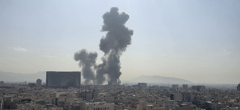  Armata israeliană lansează atacuri simultane asupra Teheranului şi Beirutului