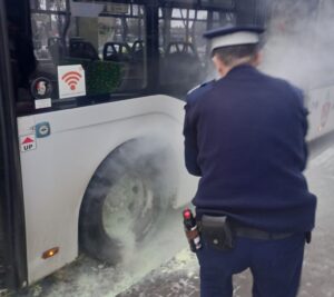 Trafic dat peste cap în zona centrală a Iașului după ce unui autobuz CTP i-a luat foc o roată - FOTO