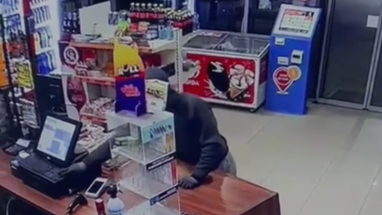 Tâlhărie într-o benzinărie din Timişoara/ Un tânăr cu cagulă a ameninţat angajatul cu un cuţit şi a furat 1.200 lei