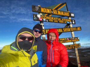 Fantastica poveste a unui cunoscut medic care a „reparat” mii de ieșeni. A primit o distincție din partea Armatei SUA, a cucerit un vârf la -27 de grade, a făcut Turul Alpilor pe bicicletă