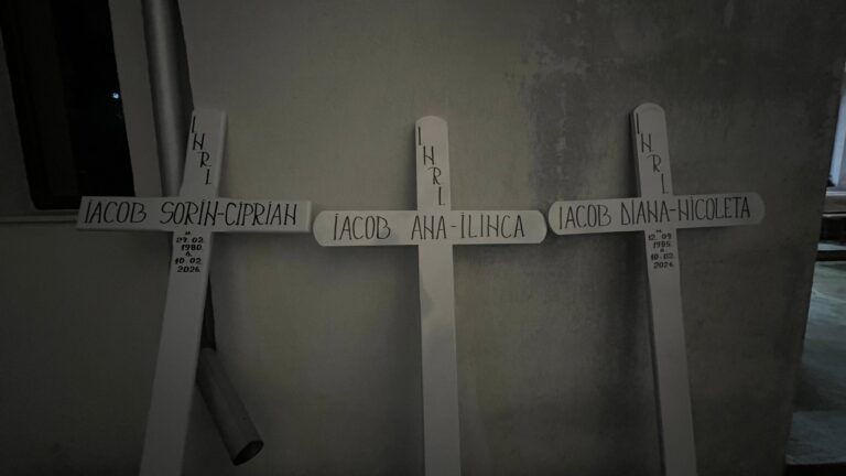 Imagini sfâșietoare de la capela unde au fost depuse sicriele familiei Iacob, după tragedia de la Ciortești: trei cruci albe, una fără dată de naștere
