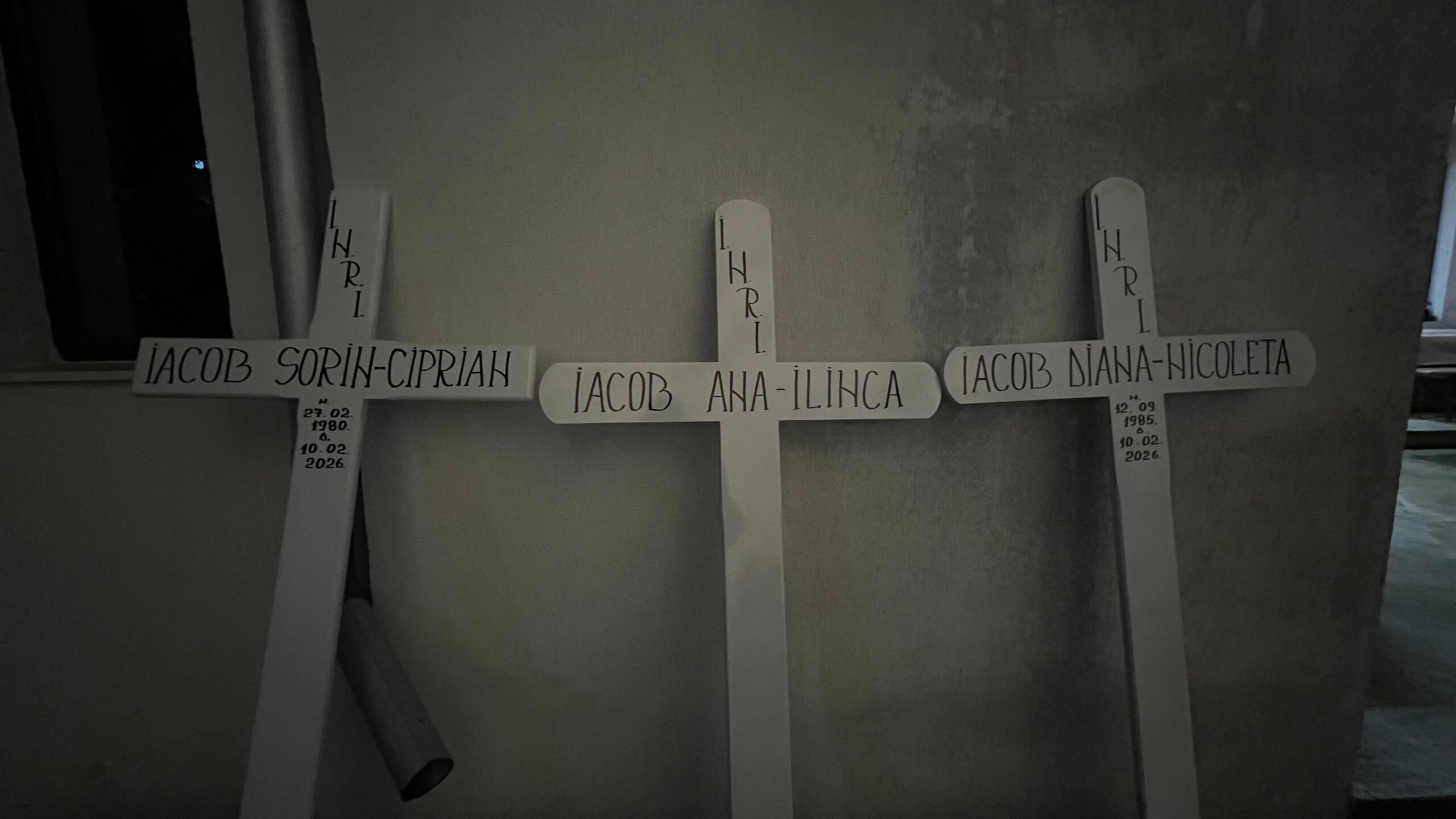  Imagini sfâșietoare de la capela unde au fost depuse sicriele familiei Iacob, după tragedia de la Ciortești: trei cruci albe, una fără dată de naștere