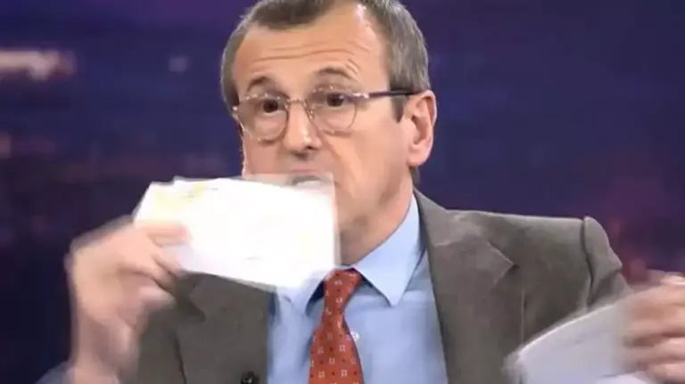 VIDEO | Un fost consilier prezidențial în mandatul lui Traian Băsescu și-a rupt diploma de doctor în direct la TV: „O simplă bucată de hârtie care încurcă statul”