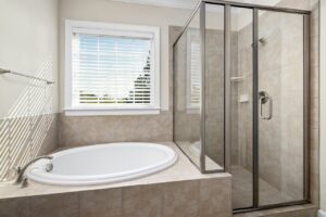 Cum schimbă suprafețele mate și lucioase aspectul unei băi (P)