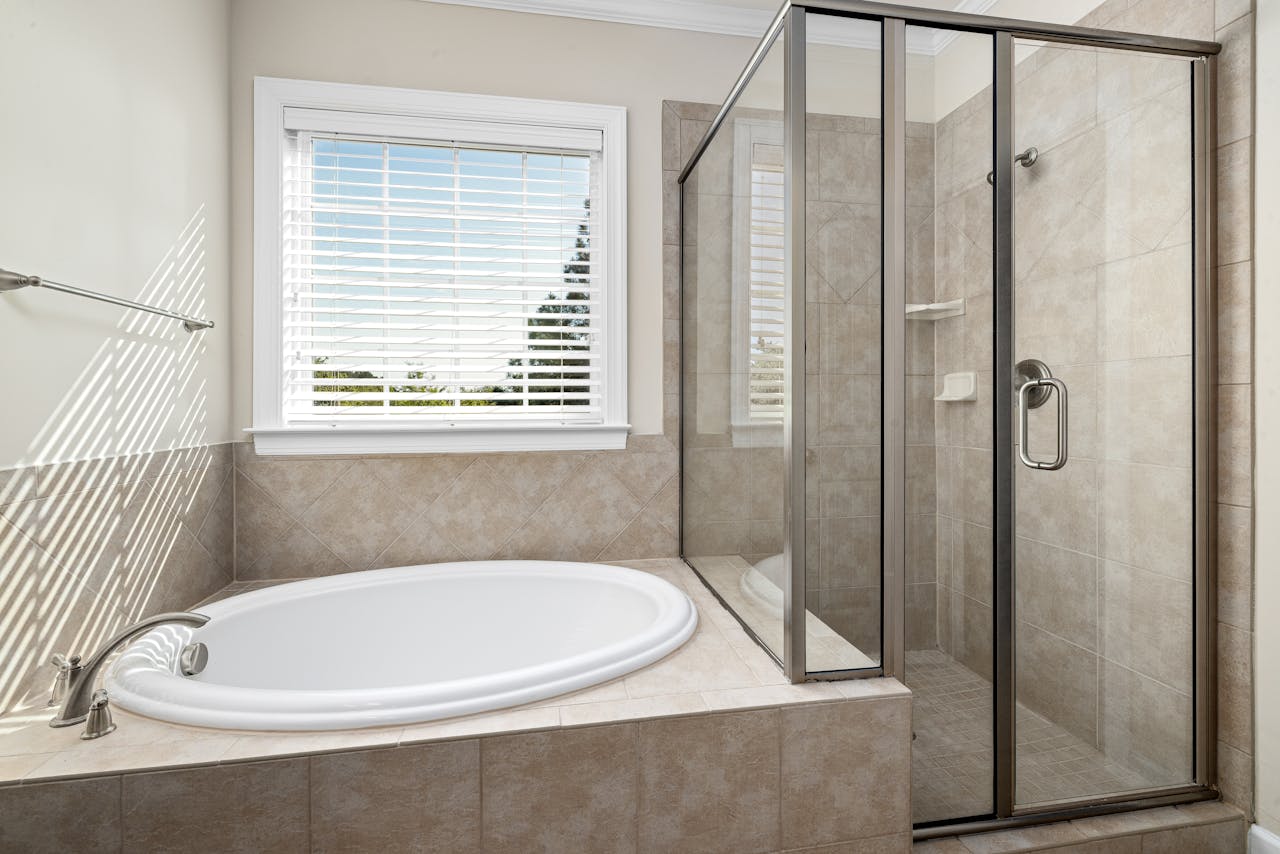  Cum schimbă suprafețele mate și lucioase aspectul unei băi (P)