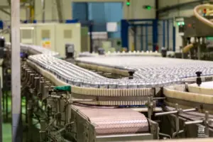 O multinațională cu patru fabrici în România anunță concedierea a 6.000 de angajați