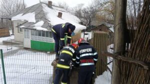 Un bărbat din Botoșani a căzut într-o fântănă adâncă de şapte metri. Cum a reușit tot el să anunțe pompierii