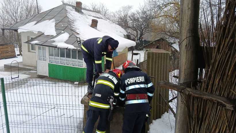  Un bărbat din Botoșani a căzut într-o fântănă adâncă de şapte metri. Cum a reușit tot el să anunțe pompierii