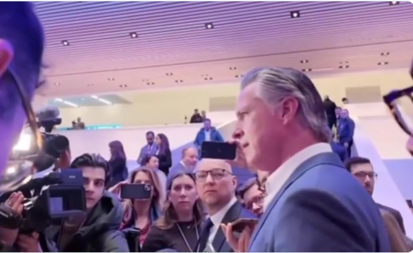 „Trump va pleca în trei ani”. La Munchen, politicienii americani democraţi au încercat să liniştească Europa