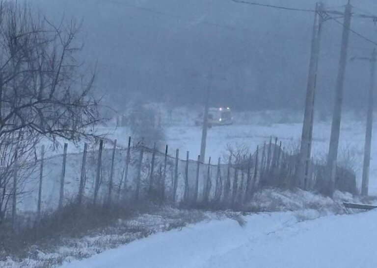 Intervenţie a pompierilor în județul Iași pentru scoaterea unei ambulanţe blocate în zăpadă. Autosanitara transporta o femeie şi un nou-născut