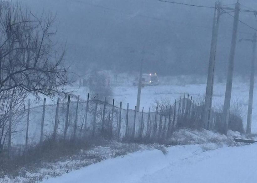  Intervenţie a pompierilor în județul Iași pentru scoaterea unei ambulanţe blocate în zăpadă. Autosanitara transporta o femeie şi un nou-născut