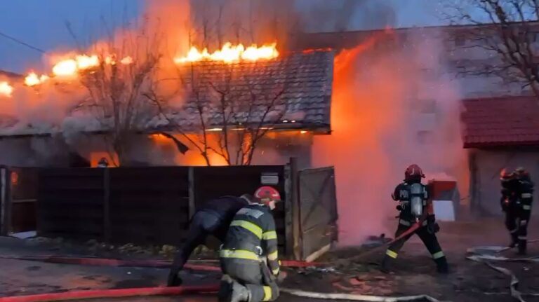 Incendiu puternic la o vilă din Iași. Pompierii au intervenit cu mai multe autospeciale (VIDEO)