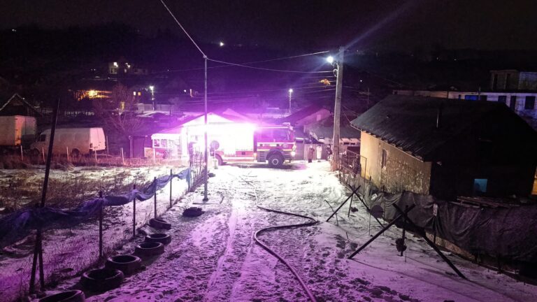 VIDEO | Incendiu violent în Rediu. O rulotă a fost cuprinsă de flăcări