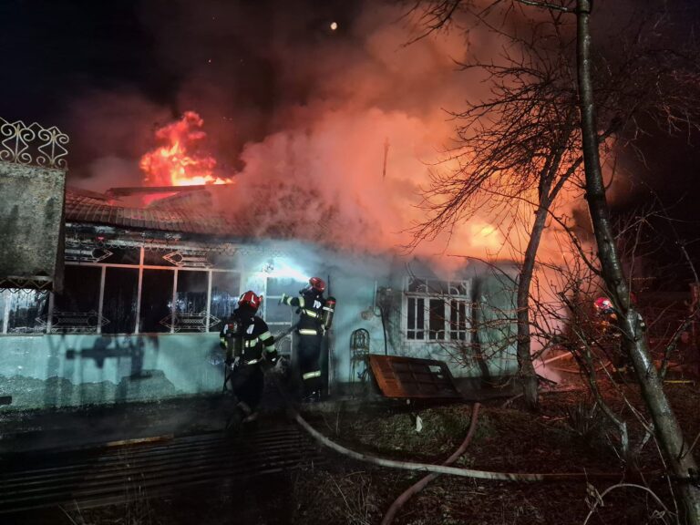 VIDEO | Casă bătrânească mistuită de flăcări în comuna Popricani. De la ce ar fi pornit incendiul