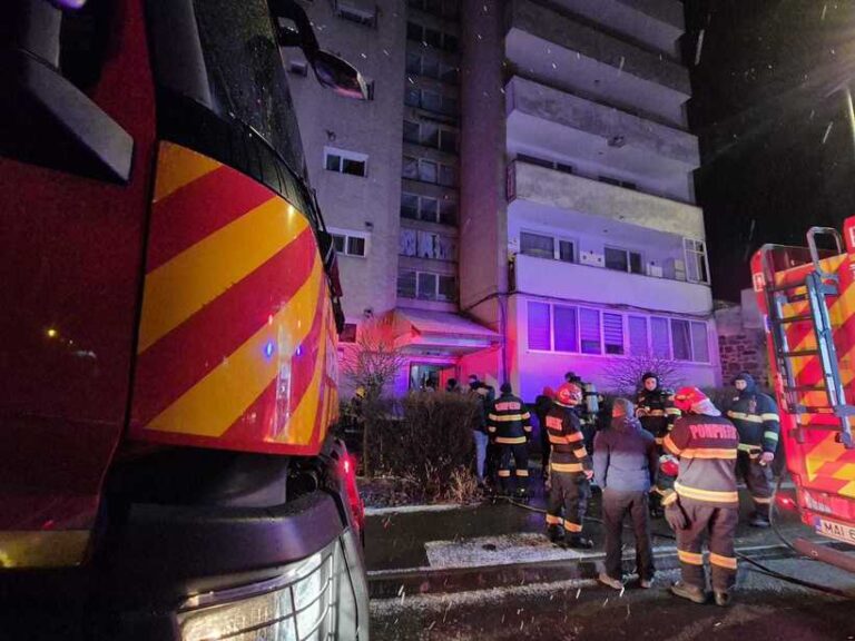 Incendiu într-un bloc de locuinţe din Sfântu Gheorghe/ 40 de persoane, evacuate/ Doi soţi, transportaţi la spital