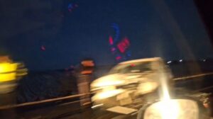 Caz șocant – Un șofer din Iași a lăsat motorul pornit la mașină azi-dimineață și a plecat 7 minute. S-a trezit cu mașina distrusă într-un accident rutier la Lețcani