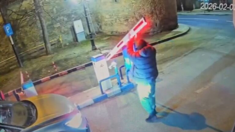 VIDEO | Ieșean surprins de camere în timp ce forțează bariera parcării de la Golia și pleacă fără să plătească
