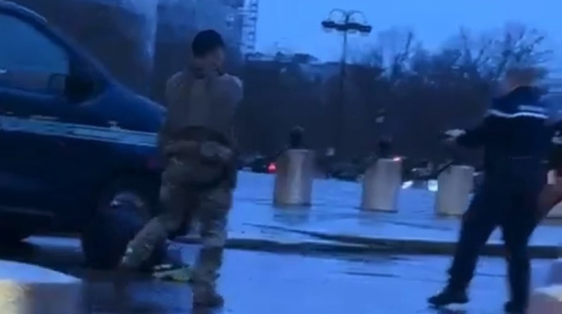  VIDEO Incident violent la Arcul de Triumf din Paris. Un bărbat înarmat a fost împușcat și rănit grav, anchetă antiteroristă în curs