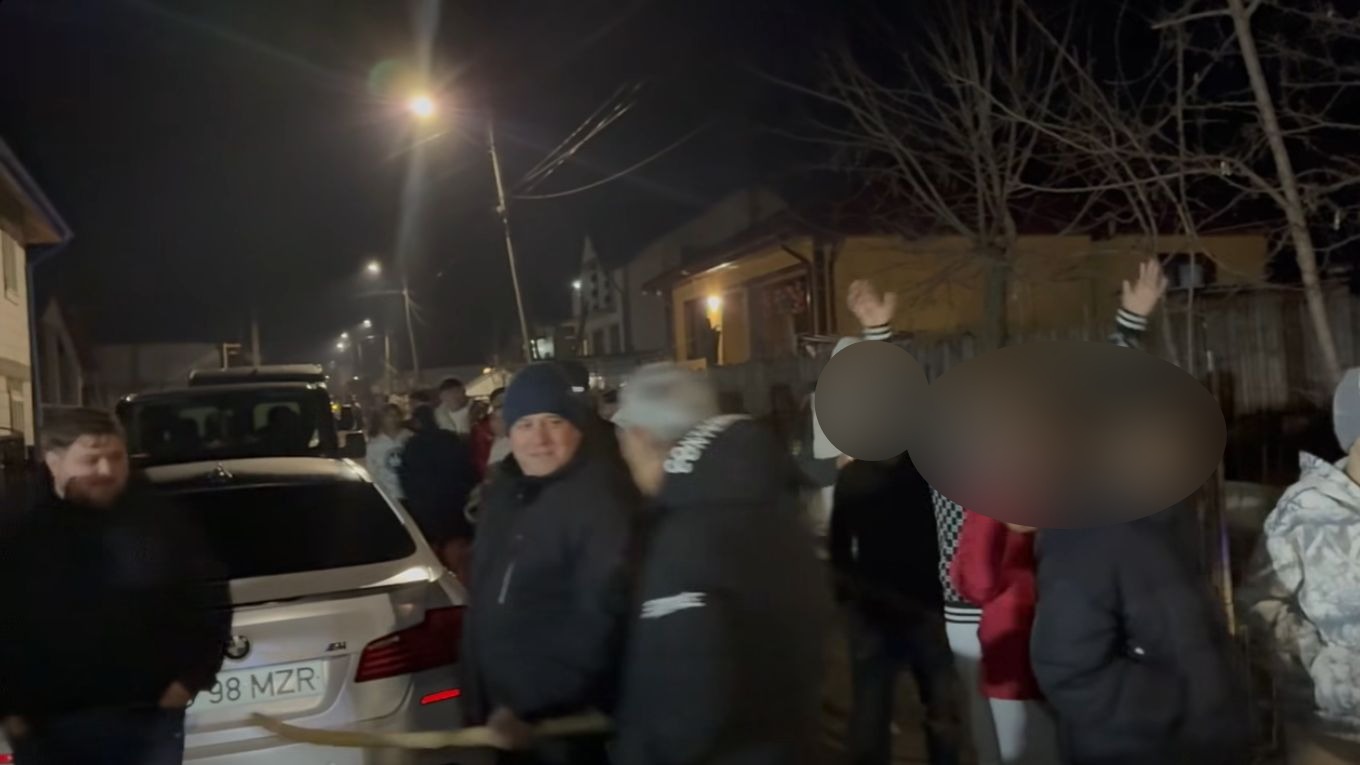 VIDEO | Panică într-un sat din Iași. Persoane necunoscute, îmbrăcate în negru se plimbă noaptea pe ulițe
