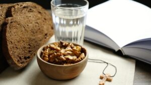 Luni începe Postul Paștelui: credincioșii sunt îndemnați să practice iertarea, milostenia, cumpătarea și faptele bune