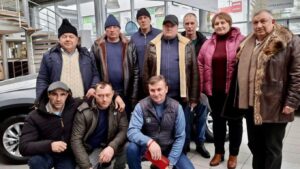 Un patron din Botoșani și-a vândut firma și le-a cumpărat mașini foștilor angajați. Fiecare și-a ales marca dorită: „Am crezut că e o glumă”