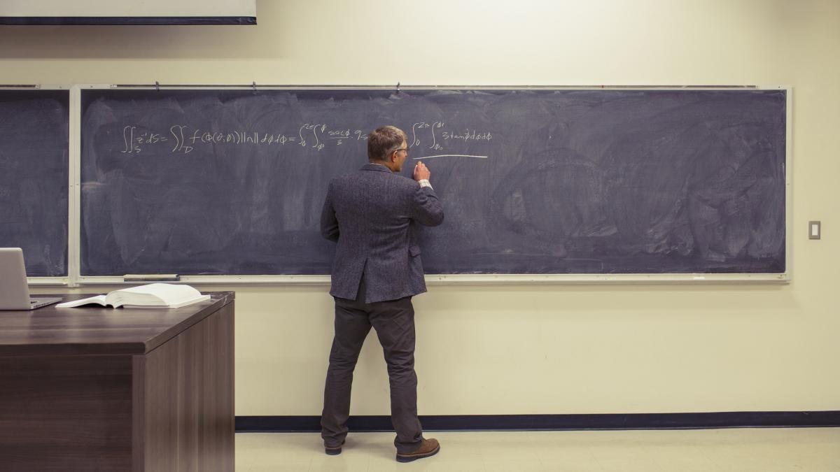  Guvernul propune reducerea indemnizației pentru titlul de doctor la jumătate. Sindicatele din educație critică propunerea: „Este dovada ultimă a sărăciei!”