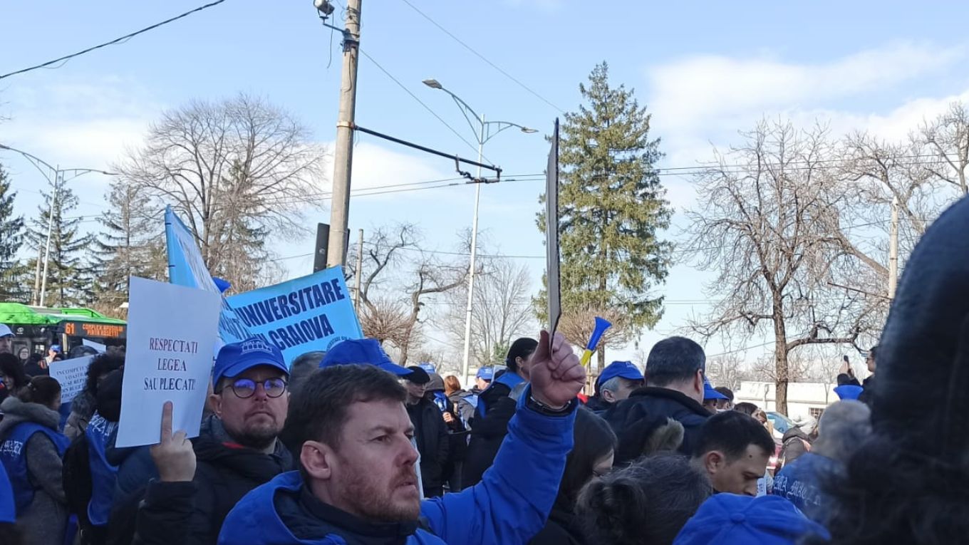  VIDEO | Sindicatele din educație, inclusiv de la Iași, protestează la Palatul Cotroceni: nemulțumiri față de măsurile de austeritate anunțate