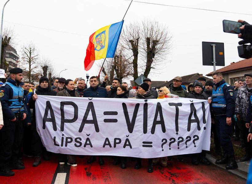 Protest AUR la Curtea de Argeş, pe fondul crizei apei potabile. George Simion: România este condusă de o guvernare incompetentă şi incapabilă să aibă grijă de cetăţeni
