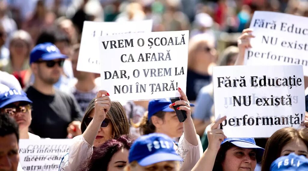  Profesori ieșeni la protest la București, împotriva măsurilor din educație. Aproximativ 2.000 de angajați azi în Piața Victoriei