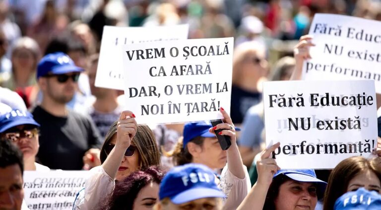 Profesori ieșeni la protest la București, împotriva măsurilor din educație. Aproximativ 2.000 de angajați azi în Piața Victoriei