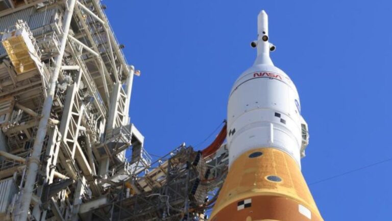 Misiunea astronauţilor NASA în jurul Lunii, amânată din cauza unor întreruperi ale fluxului de heliu necesar operaţiunilor de lansare