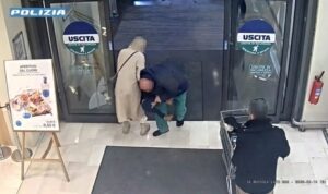 VIDEO | Tentativă de răpire într-un supermarket din Bergamo. Un român a smuls un copil din brațele mamei