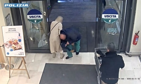  VIDEO | Tentativă de răpire într-un supermarket din Bergamo. Un român a smuls un copil din brațele mamei
