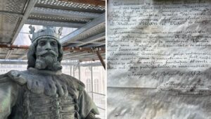FOTO | Scrisoare veche de peste 140 de ani descoperită în interiorul statuii Ștefan cel Mare din fața Palatului Culturii